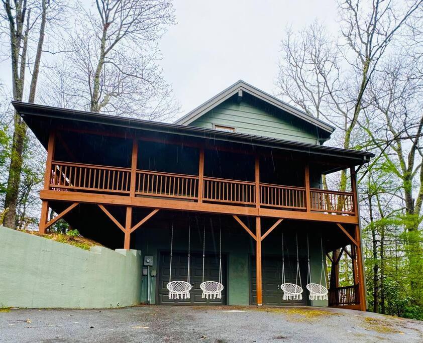 Wrap-Around Porch, Hot Tub And Game Room Blowing Rock Exterior photo